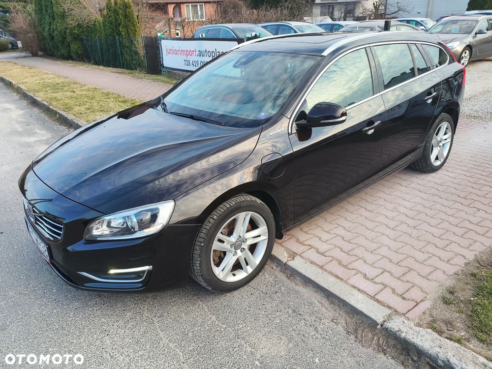 Volvo V60 D6 AWD Plug-in Hybrid R-Design Momentum - 1