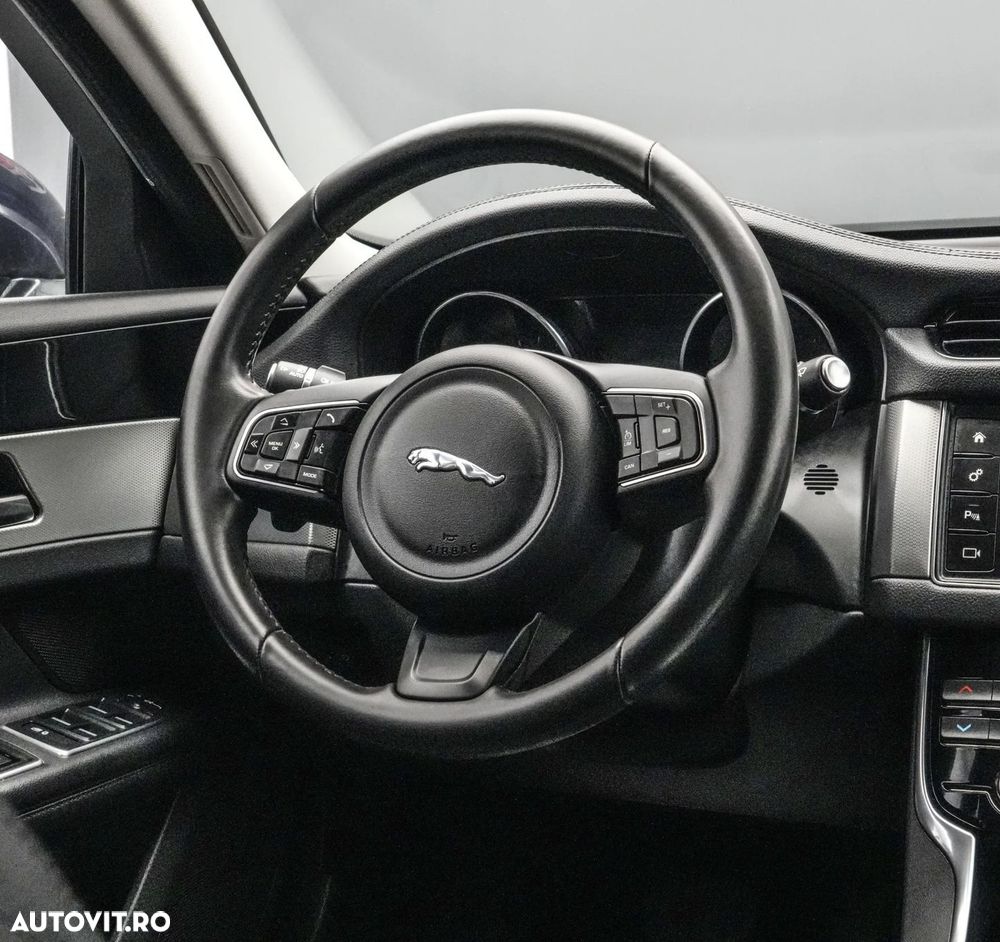 Jaguar XF 20d RWD E-Performance Pure - 18