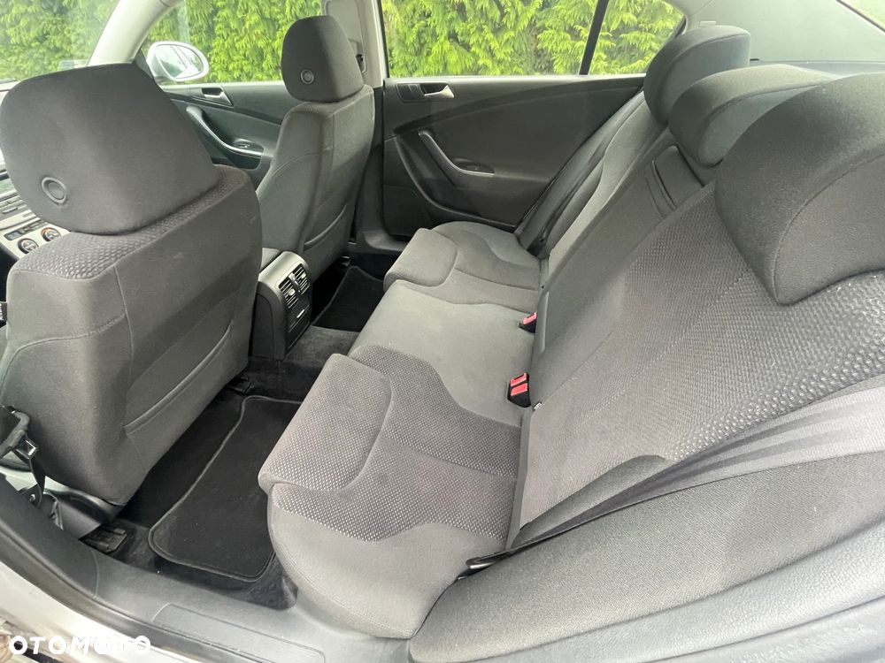 Volkswagen Passat 2.0 TDI DPF BlueMotion Technology Trendline - 12