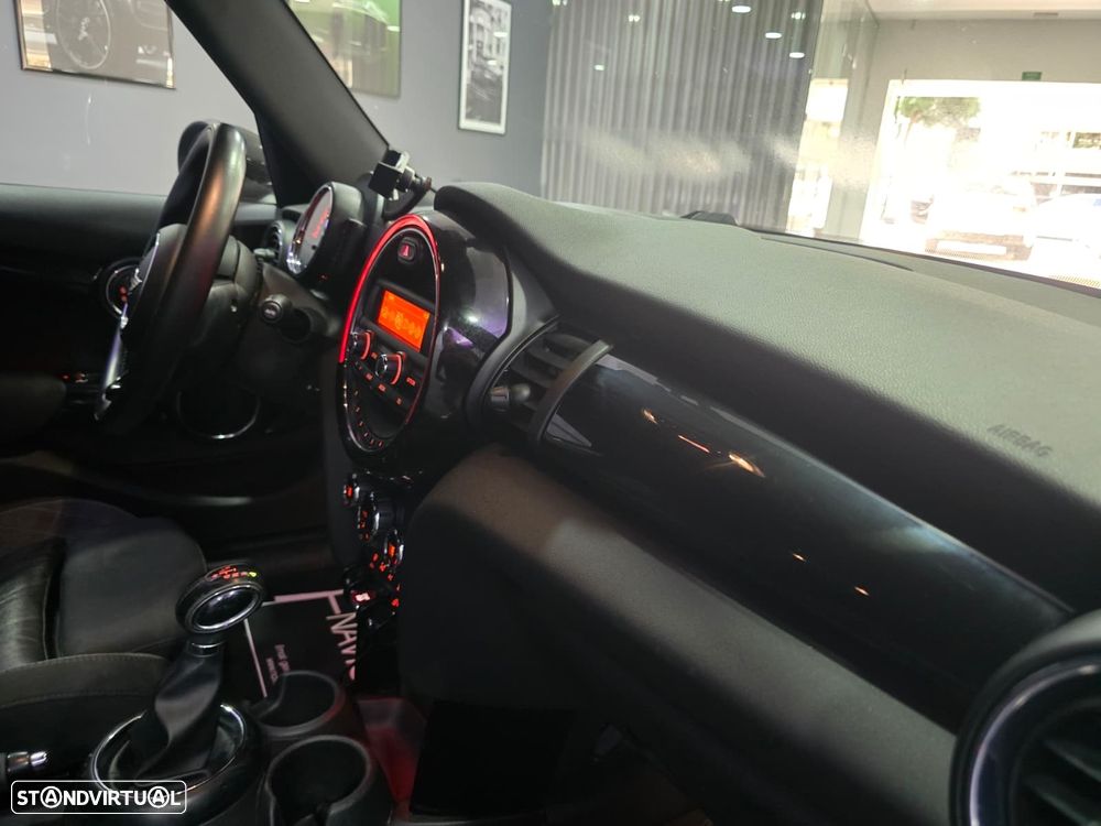 MINI 5 Portas Cooper D Auto - 16