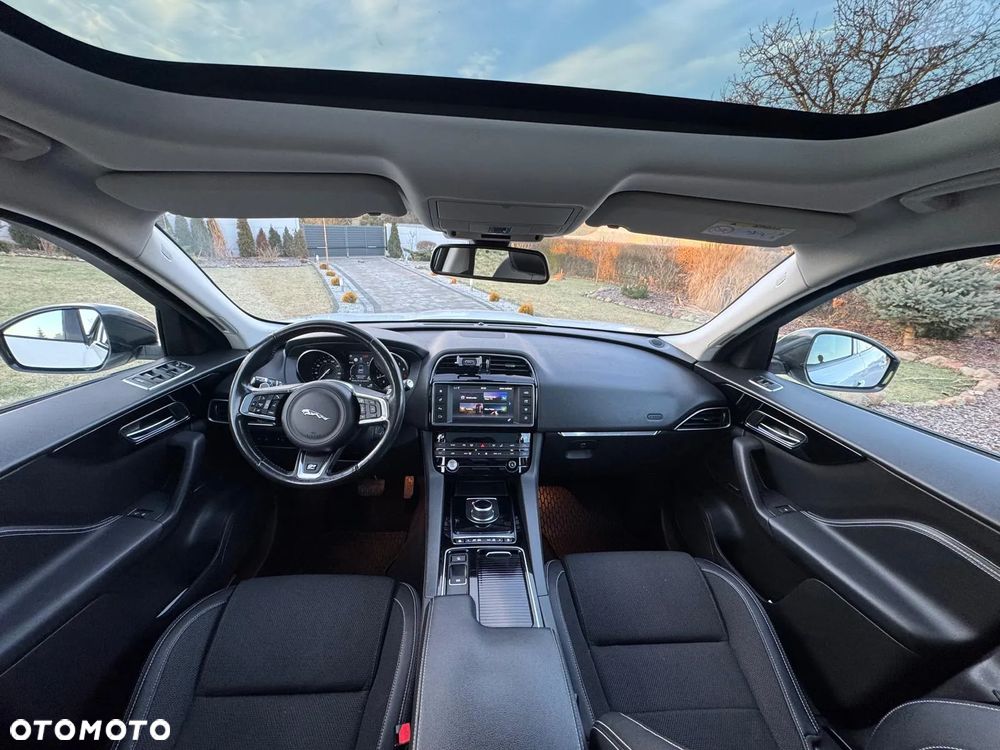 Jaguar F-Pace 2.0 i4P AWD R-Sport - 24