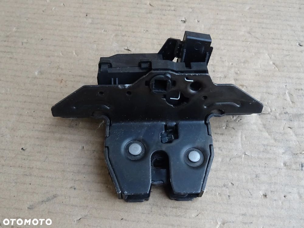 ZAMEK TYŁ TYLNEJ KLAPY OPEL ZAFIRA C TOURER