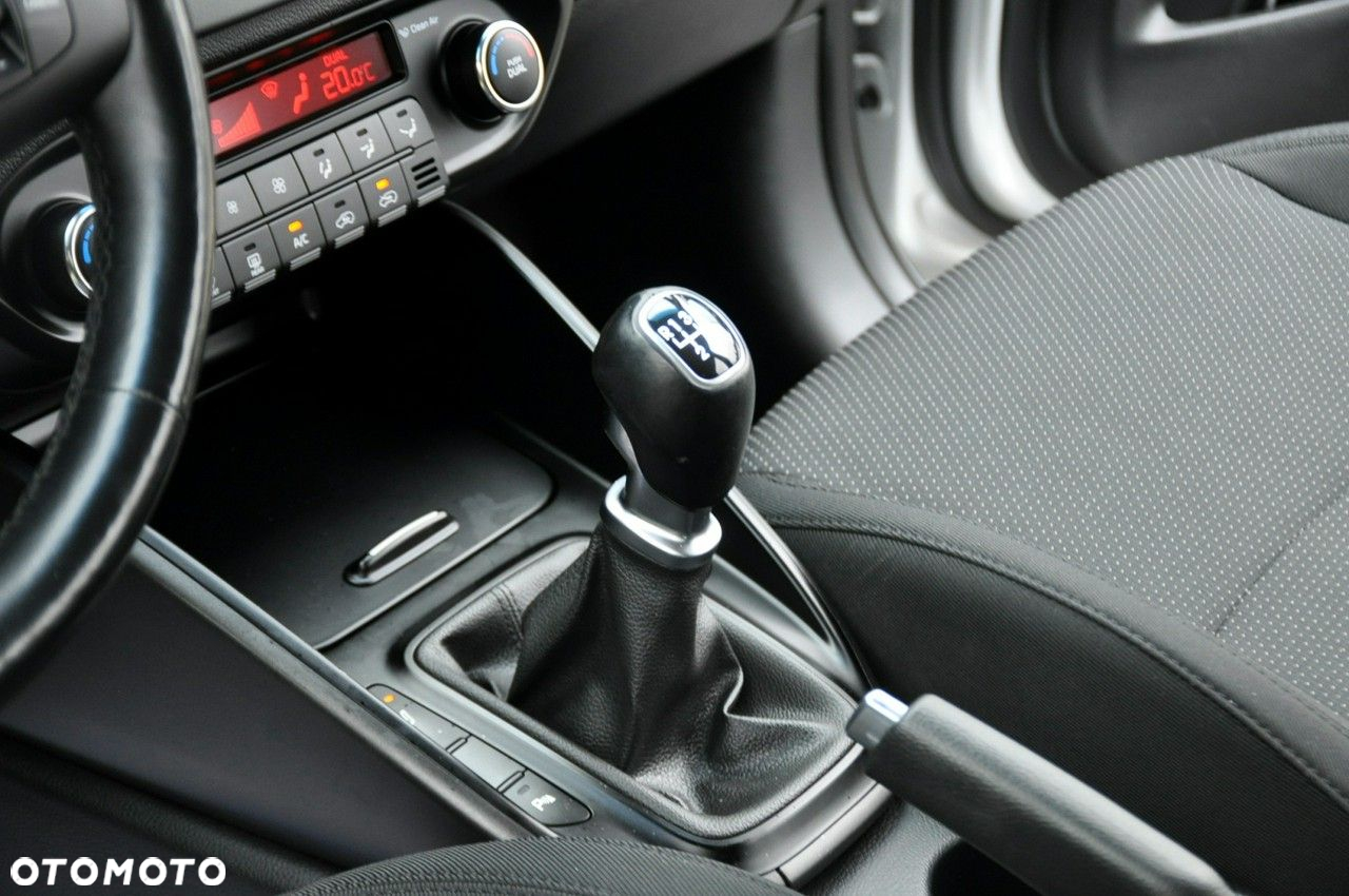Kia Carens - 34
