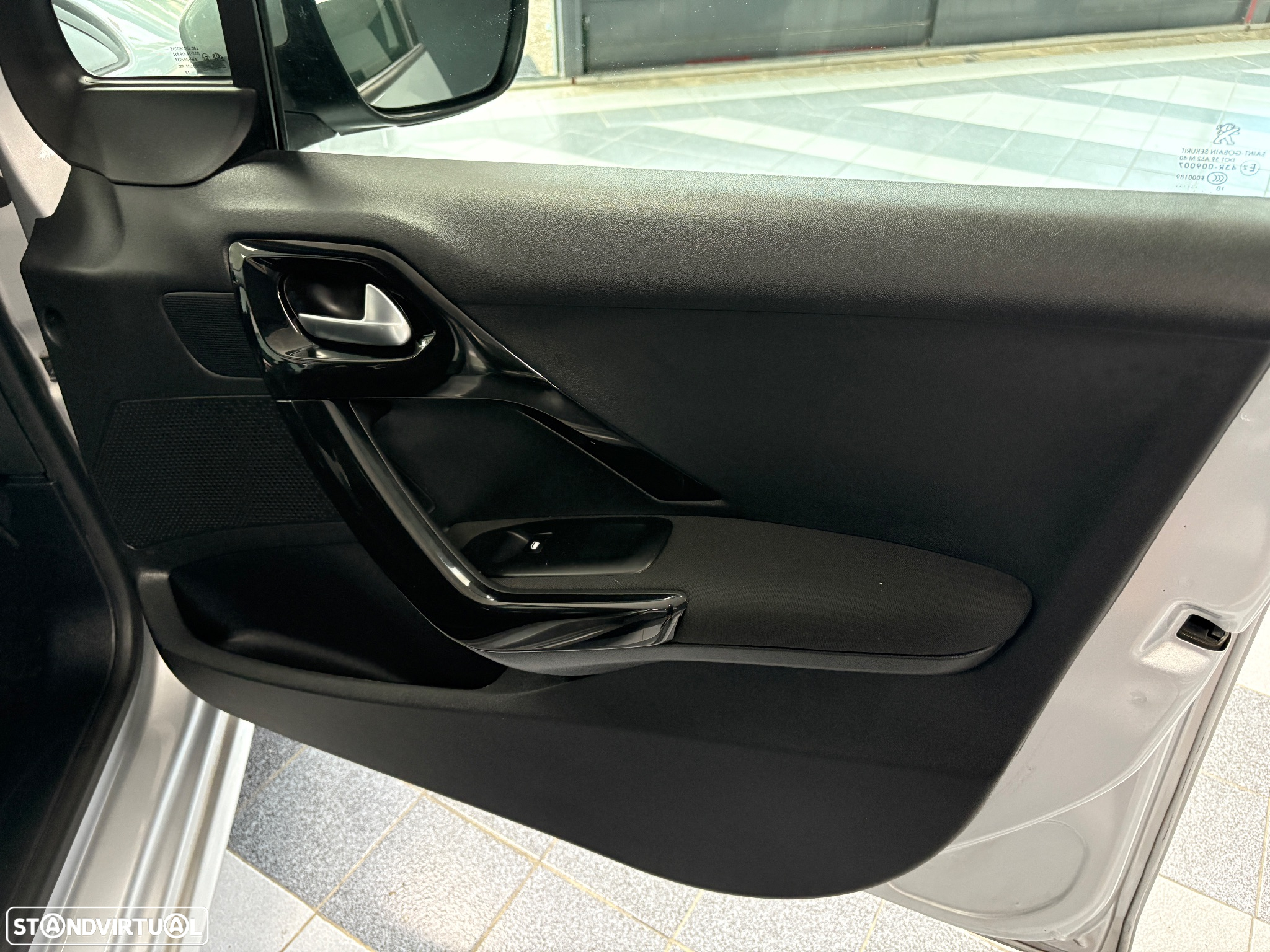 Peugeot 208 1.2 PureTech Signature - 32