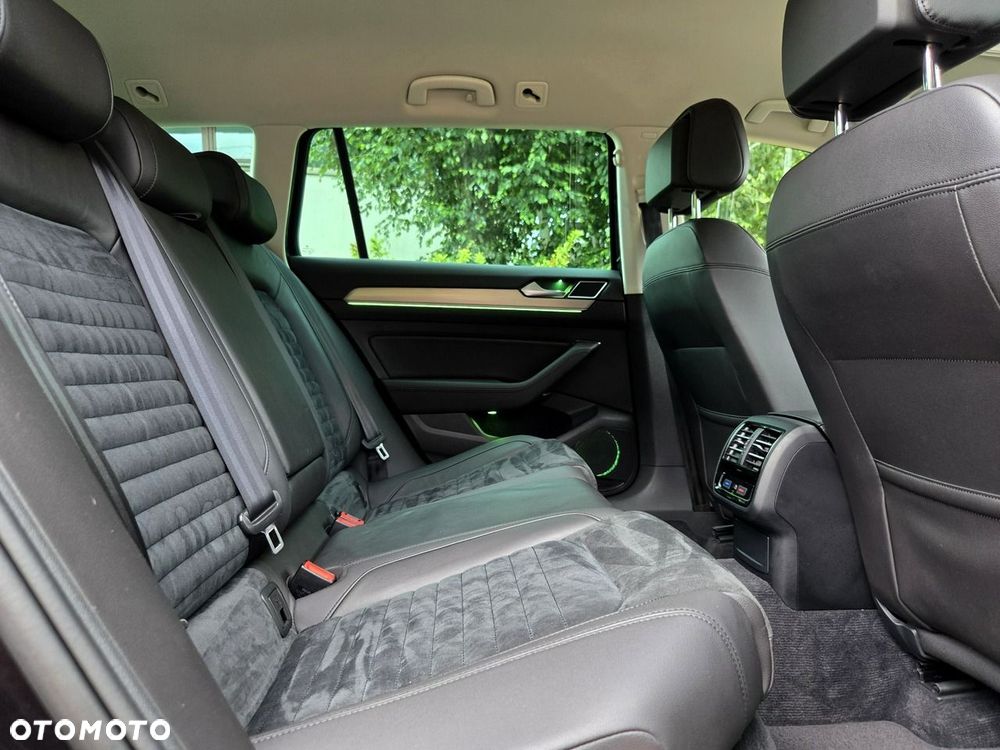 Volkswagen Passat Variant 2.0 TDI SCR 4Motion DSG Elegance - 11