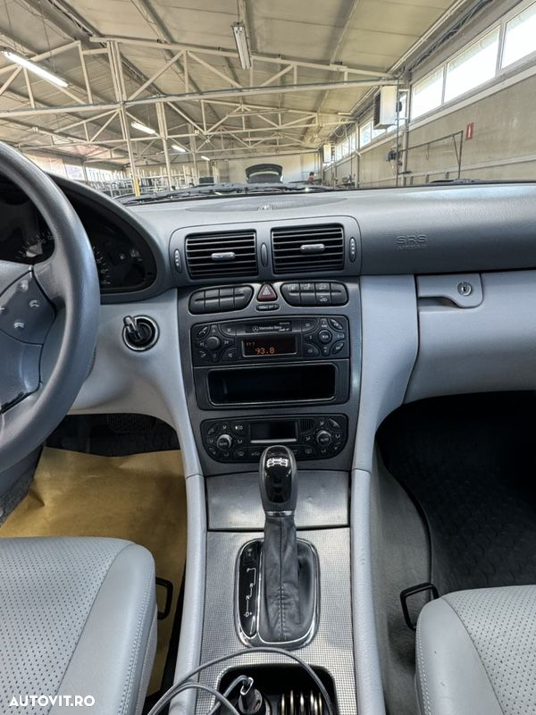 Mercedes-Benz C 240 4-Matic Aut Avantgarde - 17