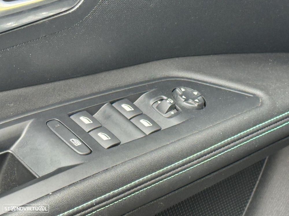 Peugeot 5008 1.2 Hybrid Allure Pack e-DCS6 - 17