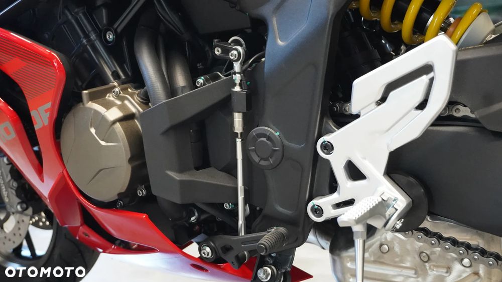 QJMOTOR SRK 800RR - 12
