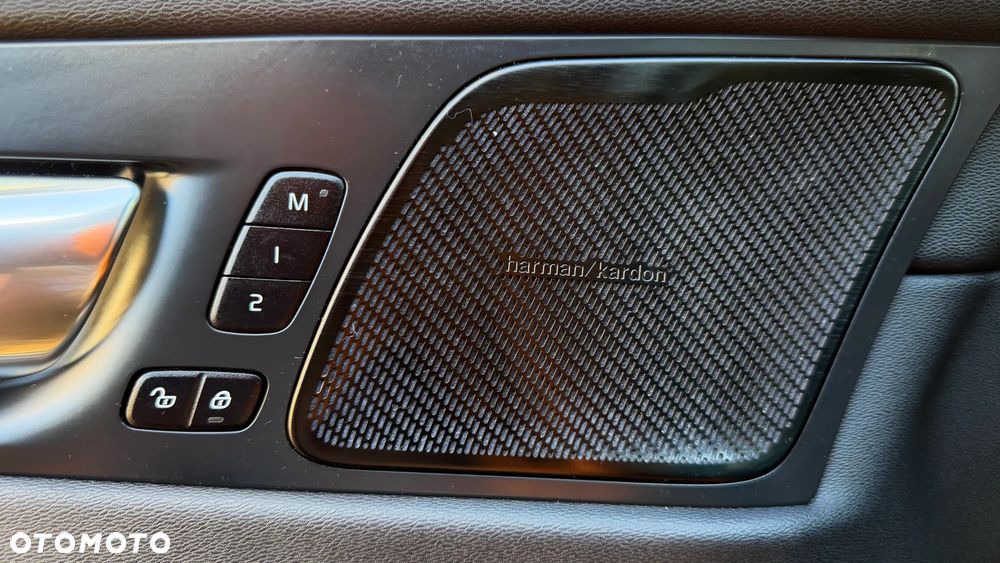 Volvo XC 60 B4 D Ultimate Dark - 32