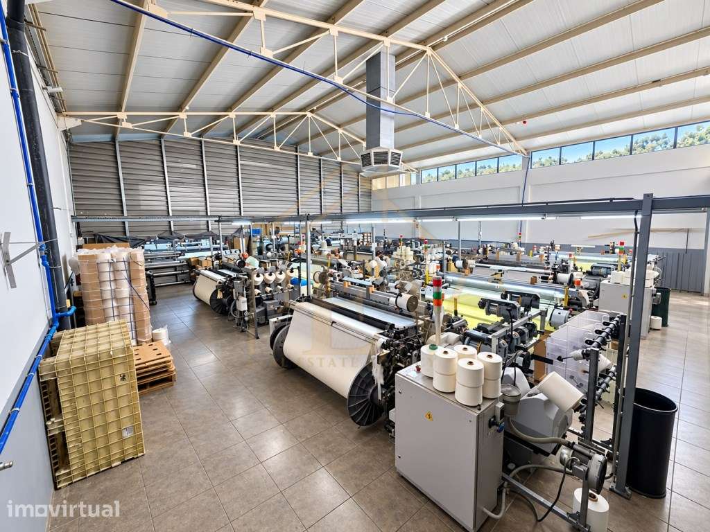 Pavilhão Industrial com 900 m² | Junto à VIM | Oliveira Santa Maria - Grande imagem: 2/4