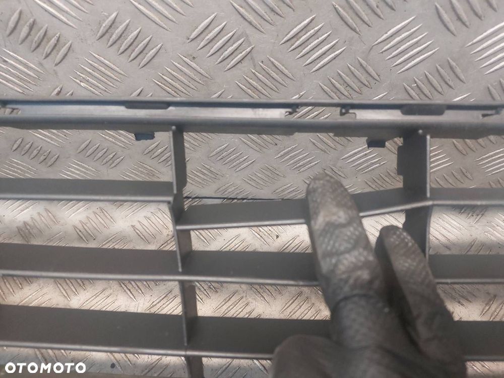 KRATKA ZDERZAKA PRZÓD ŚRODKOWA RENAULT CLIO III LIFT PO019401 - 2