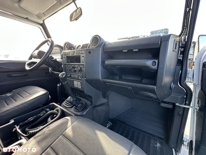 Land Rover Defender - 28
