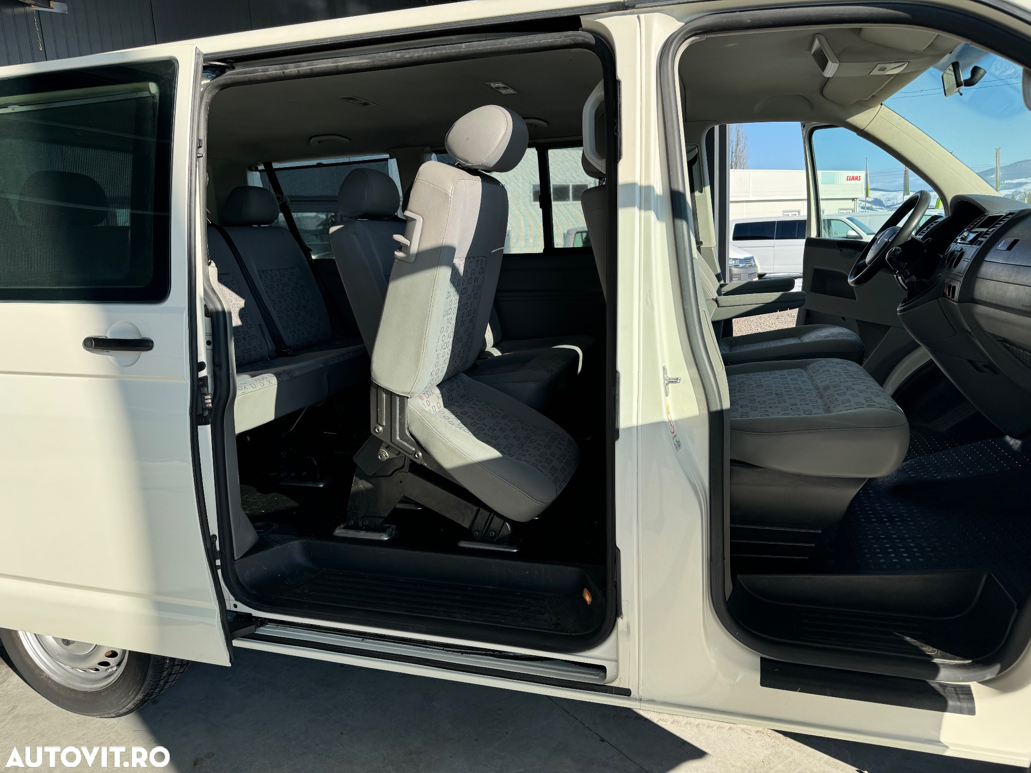 Volkswagen Caravelle - 9