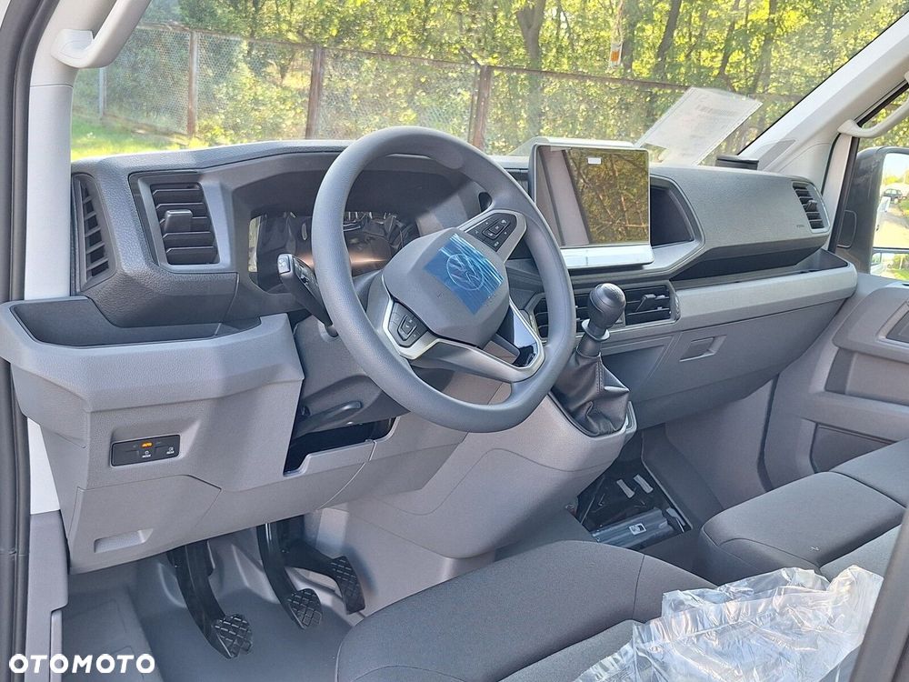 Volkswagen Crafter 35 Skrzyniowy z podwójną kabiną silnik: 2,0 l EU6 SCR 140 KM / skrzynia biegów: Przedni napęd manualna 6-biegowa rozstaw osi: 3640 mm - 15