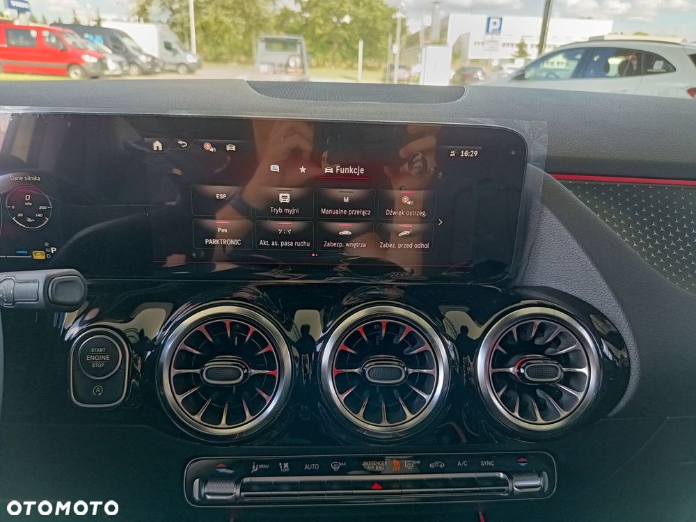 Mercedes-Benz GLA - 32