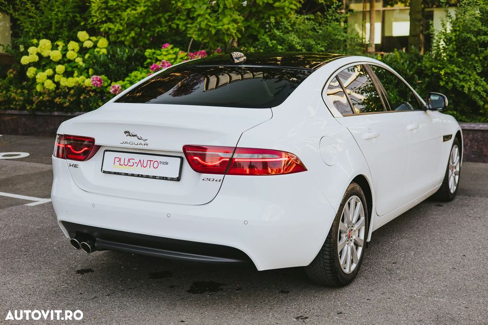 Jaguar XE 2.0 Pure - 11