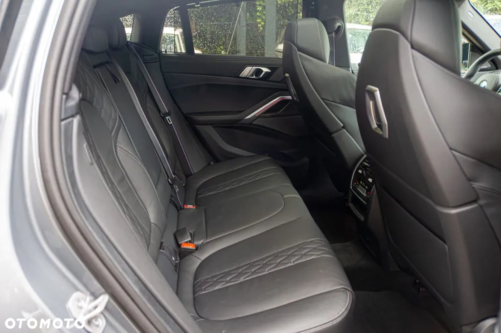 BMW X6 M50i - 12