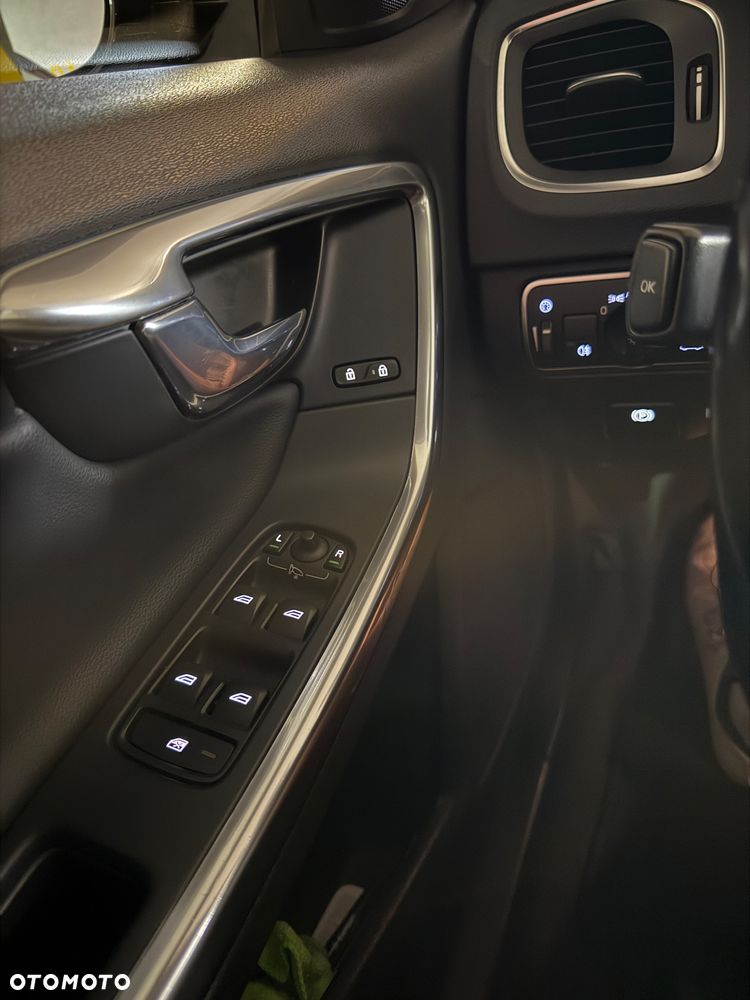 Volvo V60 D6 AWD Plug-in Hybrid Momentum - 12