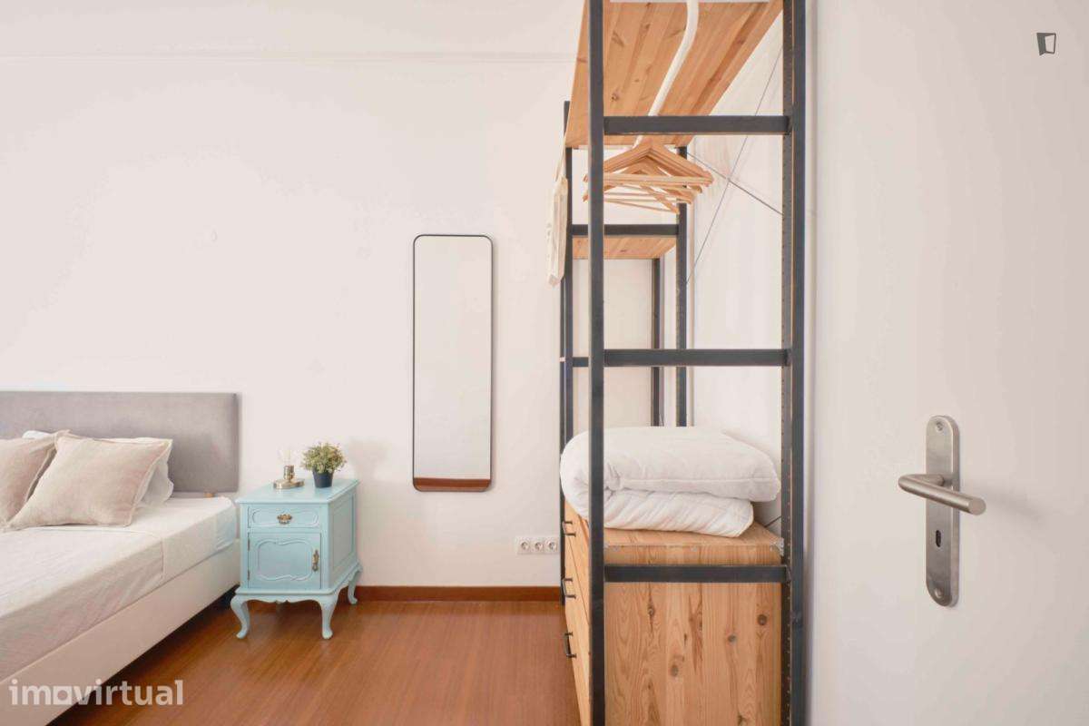 Quarto - localizado em São Sebastião Lisbon - Grande imagem: 3/23