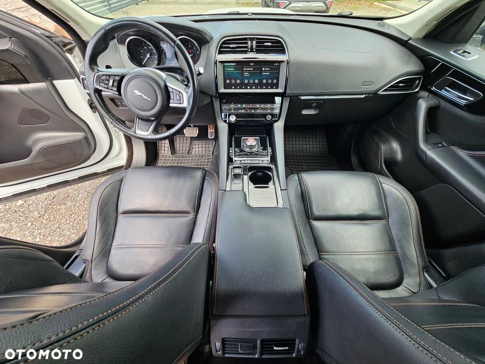 Jaguar F-Pace - 8