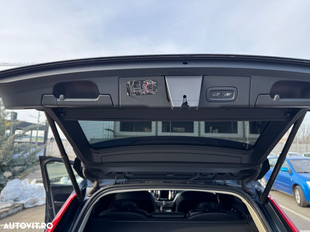 Volvo XC 60 B4 MHEV AWD Momentum Pro - 8