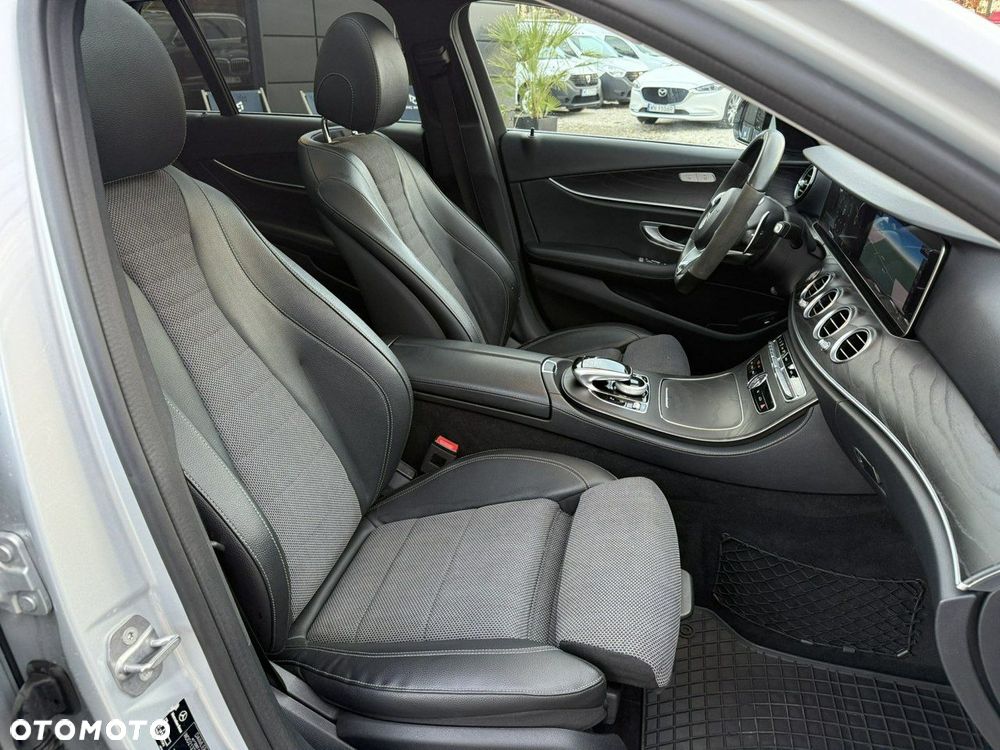 Mercedes-Benz Klasa E 400 4-Matic 9G-TRONIC - 32