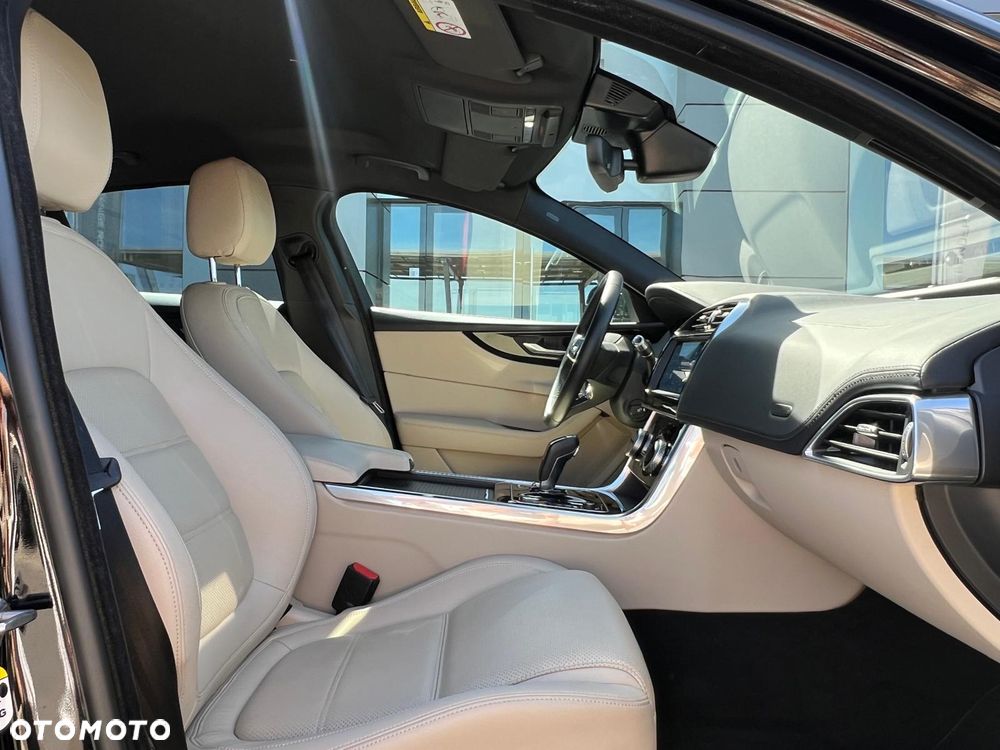 Jaguar XE - 4