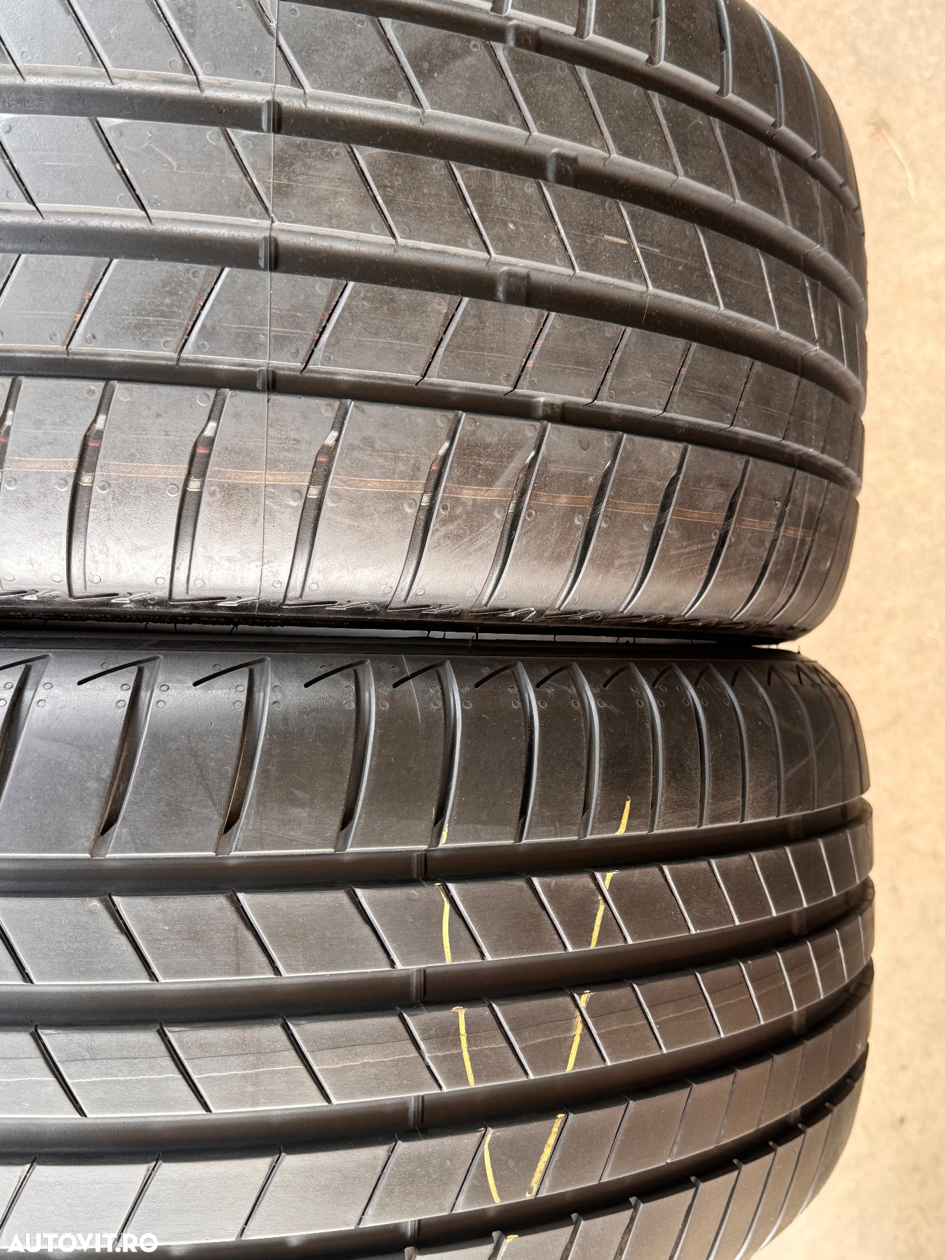 Vând 2 anvelope 235/40/19 bridgestone de vară ca noi - 2