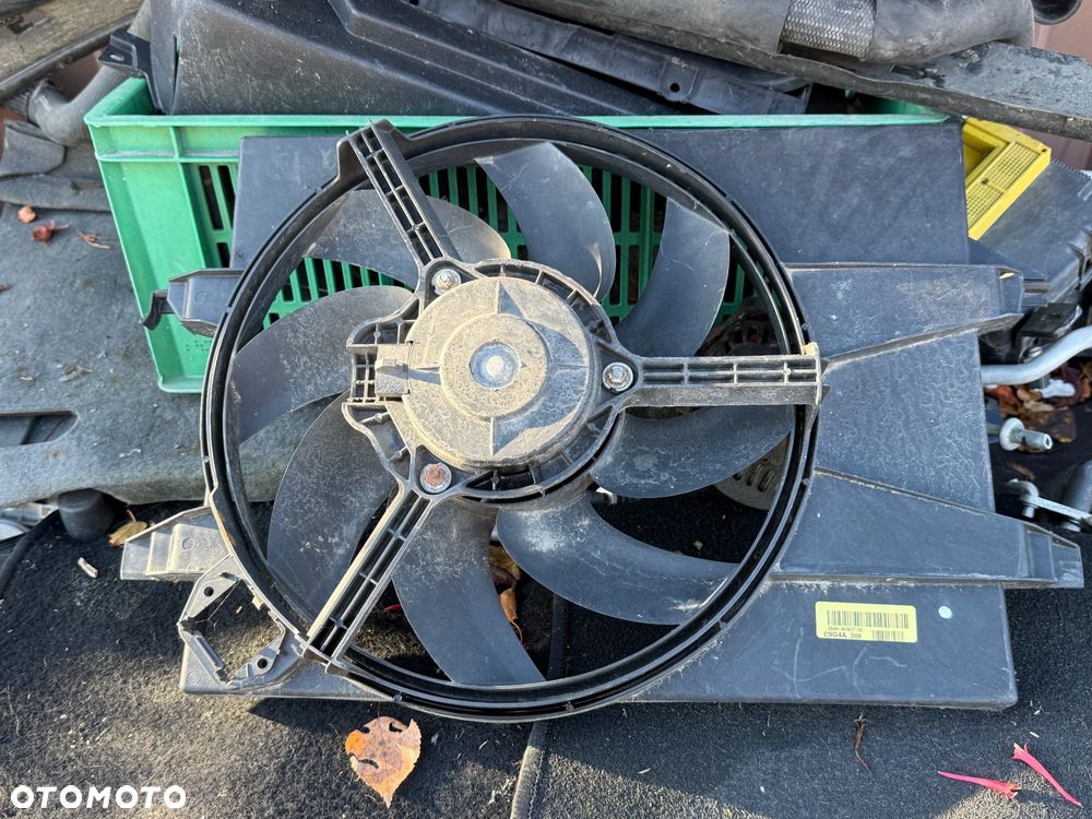 Mazda 2 DY 2003/2006r maska pokrywa silnika 27K  grill wygłuszenie maski belka chlapacze lampy wzmocnienie zderzak tył blotnik kmaska pokrywa silnika drzwi lampy tył  przed lift lub polift czy sport zaslepka Moduł przetwornica Xenon starter cewka ksenon zaslepka - 11