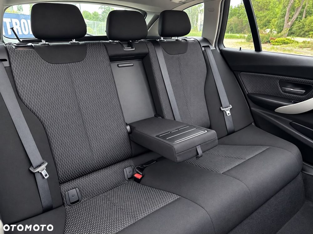 BMW Seria 3 318d Luxury Line - 13