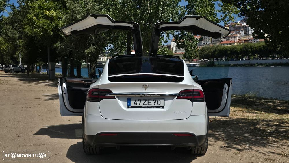 Tesla Model X - 19