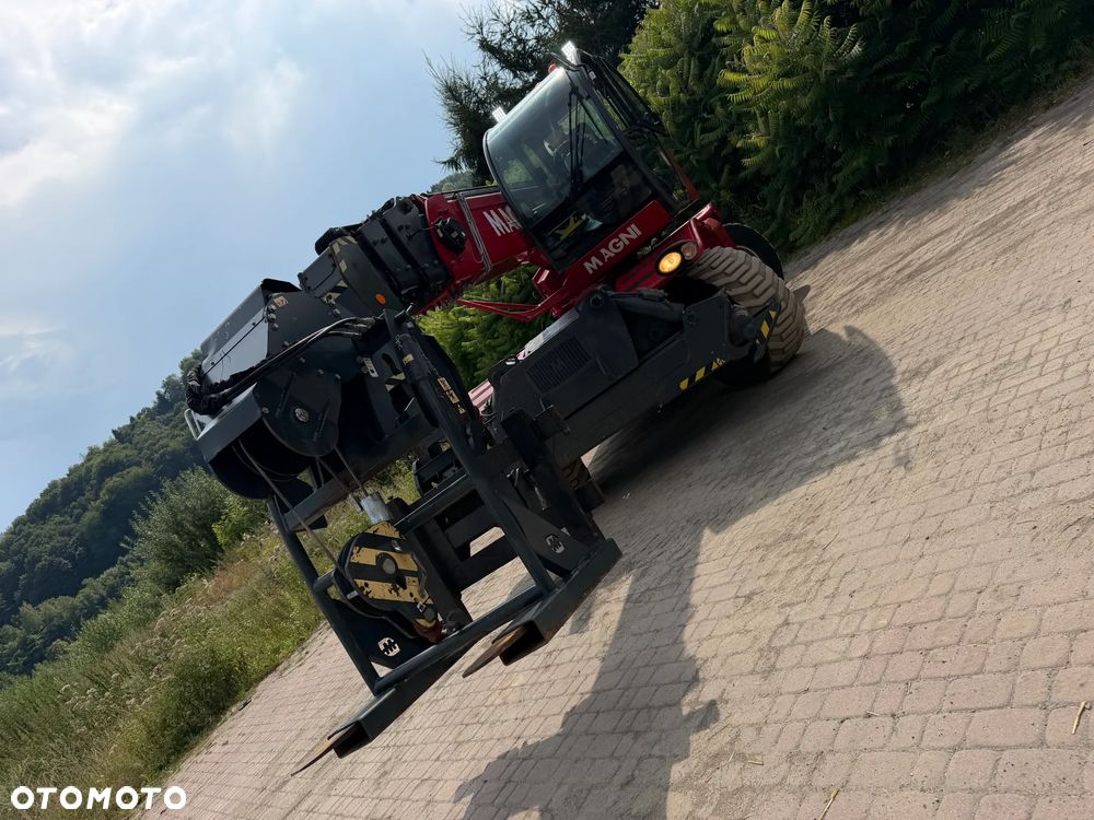 Magni RTH 5.23 SH-D/C Ładowarka teleskopowa Obrotowa roto 23 metry wysuw. 5 ton Udźwig. Wciagarka Hydrauliczna 5 ton. Pilot zdalnie sterowana. DEUTZ Silnik 145 KM. Jak Nowa Z Norwegii 2019 rok. 3200 mtg. Serwisy DEKRA TUV aktualne. Full Wypas. Klima stabilizatory 2 osie. Pilot. Maszyna z Norweskiej Upadłośći. Stan maszyny nie różni się od nowej z Salonu! Zero luzów na wszystkich siłownikach i podzespołach. ani deka wycieków. OKAZJA. Pełna Dokumentacja - 40