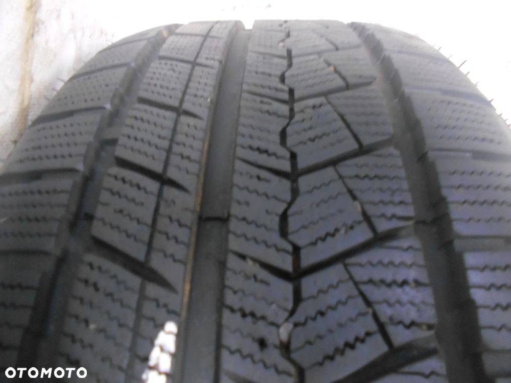 OPONA POJEDYNKA 225/50R17 GRENLANDER WINTER GL868 XL DOT 2419 8MM - 2