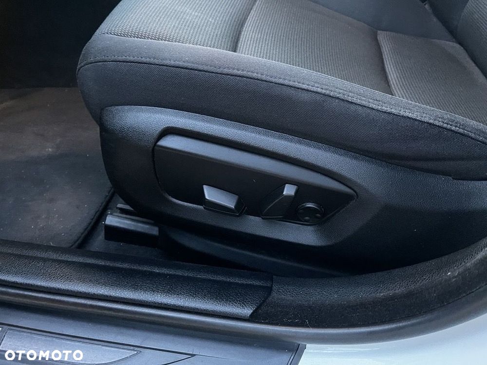 BMW Seria 5 525d Sport-Aut Luxury Line - 13