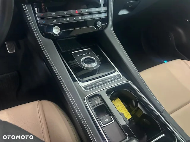 Jaguar F-Pace - 8