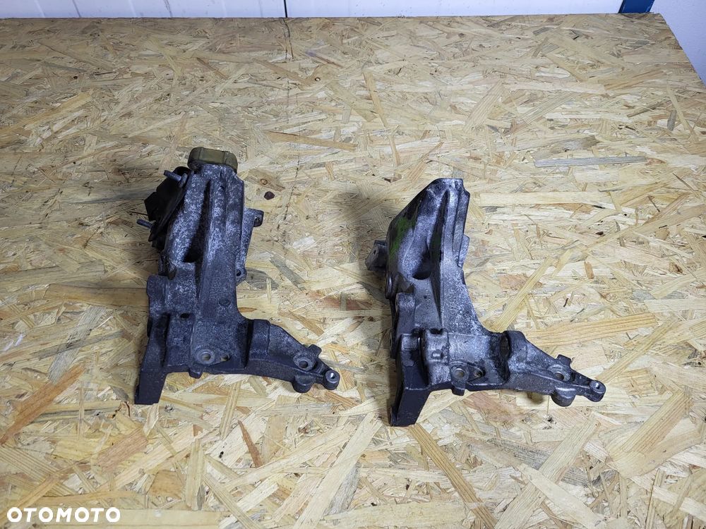 Łapa mocowanie alternatora 1.6 hdi Peugeot Citroen - 1