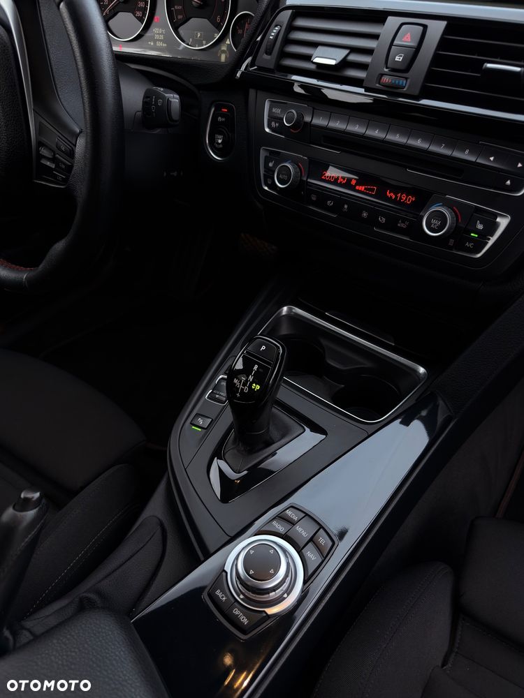 BMW Seria 3 330d xDrive Sport Line EU6 - 34