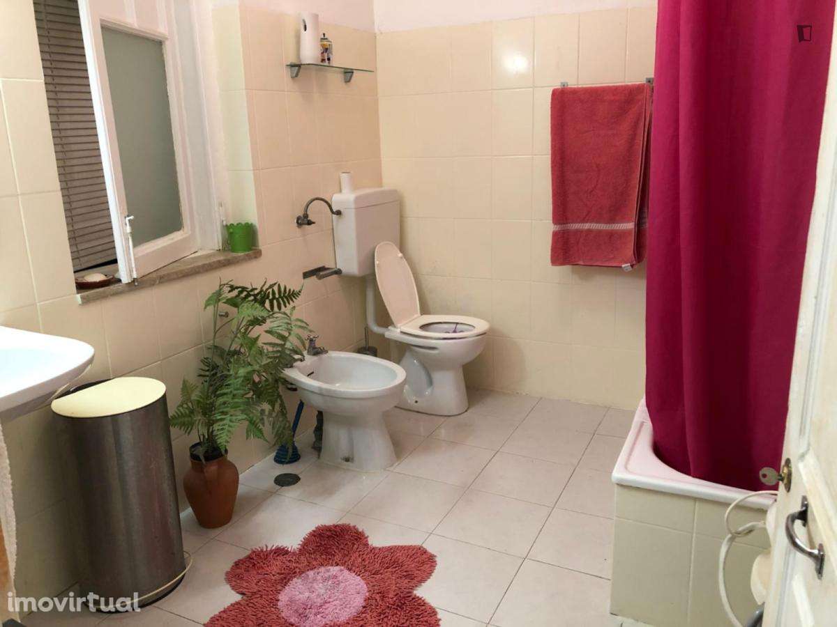 Quarto - localizado em Penha Lisbon - Grande imagem: 3/5