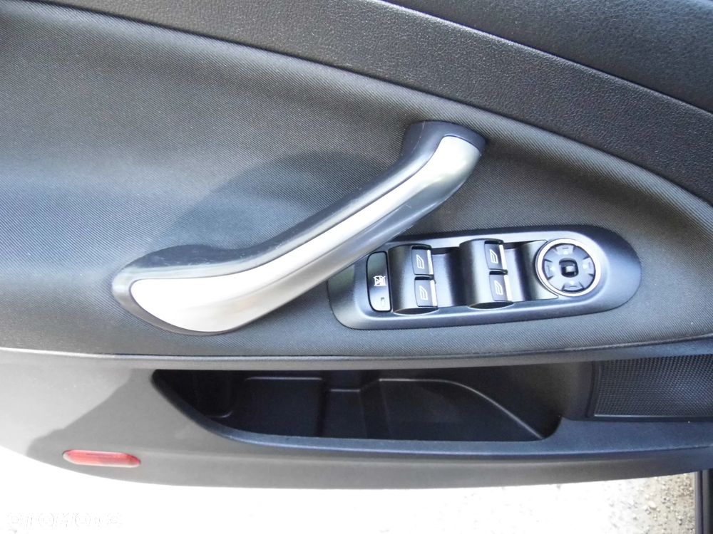 Ford Mondeo 2.0 T Ghia MPS6 - 33