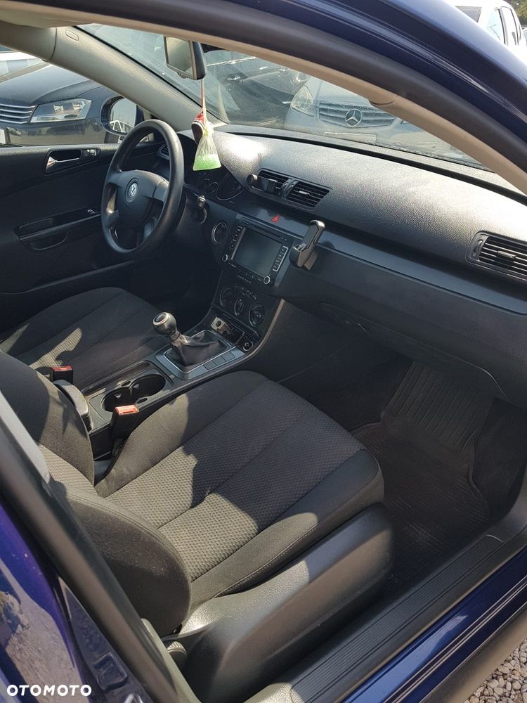 Volkswagen Passat 1.6 FSI Comfortline - 11
