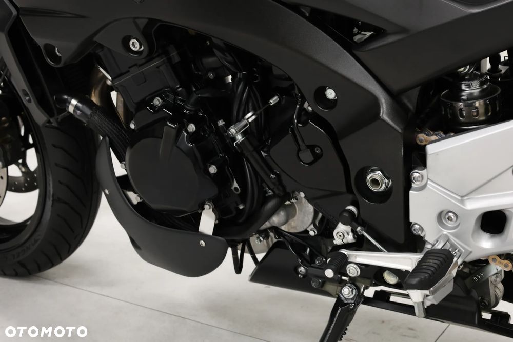 Suzuki GSR - 28