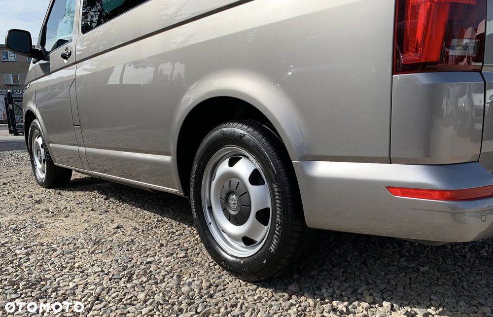 Volkswagen TRANSPORTER T6.1, DSG 4Motion, T6 4x4 plus reduktor napędów, Model BULLY MULTIVAN DELUX ORYGINAL, Światła LED, Fotele obracane kapitańskie, Dynamiczne zawieszenie komfortowe, 3 strefowa klimatyzacja, Felgi specjalne, Pakiet akustyczny, Stolik CAMPER - 17