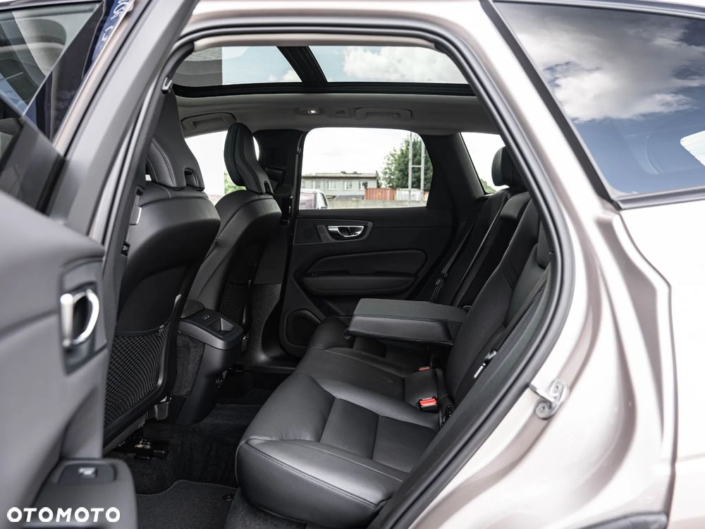 Volvo XC 60 B4 B Plus Dark - 28