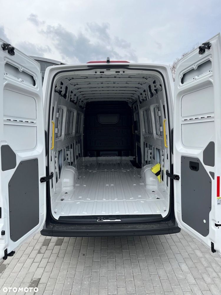 Volkswagen Crafter 35 Furgon z wysokim dachem silnik: 2,0 l EU6 SCR 177 KM / skrzynia biegów: Przedni napęd manualna 6-biegowa rozstaw osi: 4490 mm - 13