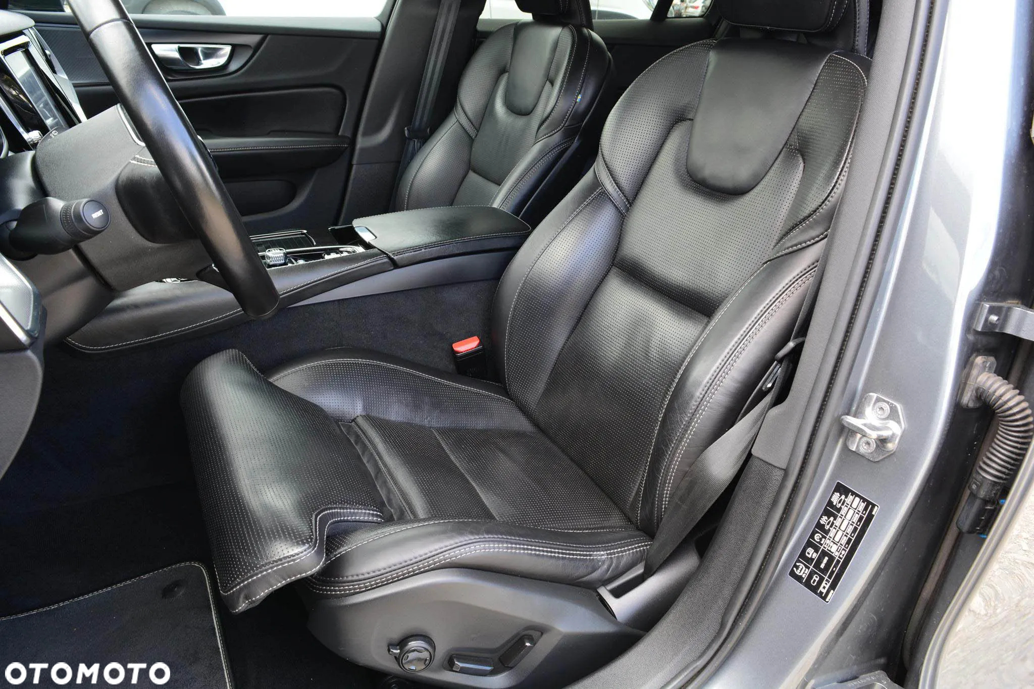 Volvo V60 T8 AWD Plug-In Hybrid R-Design - 33