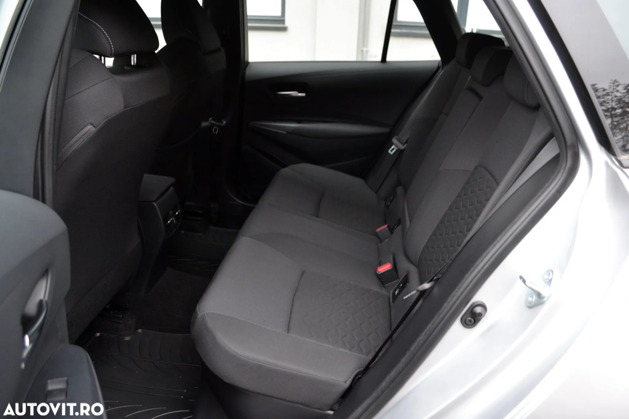 Toyota Corolla 2.0 Hybrid Lounge - 10