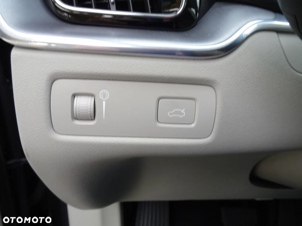 Volvo XC 60 B4 D Momentum Pro - 40