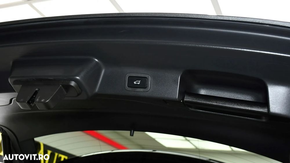 Jaguar F-Pace P250 AWD SE - 29