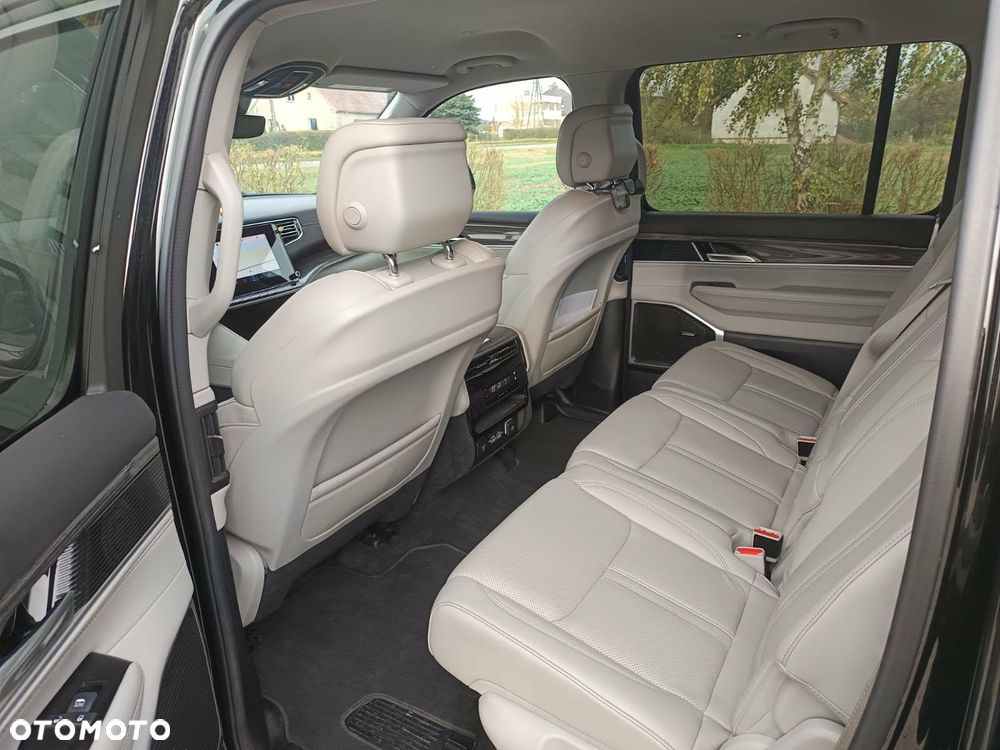 Jeep Wagoneer - 11
