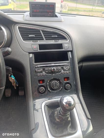 Peugeot 5008 2010 photo 2